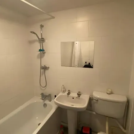 Modern 1 Bedroom Ground Floor Flat Apartment