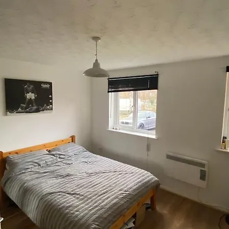 Modern 1 Bedroom Ground Floor Flat * London