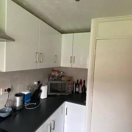 Modern 1 Bedroom Ground Floor Flat Apartment