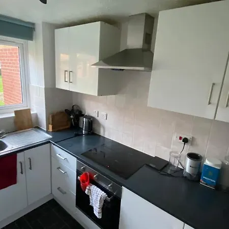 Modern 1 Bedroom Ground Floor Flat *