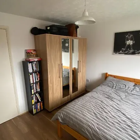 Modern 1 Bedroom Ground Floor Flat Apartment