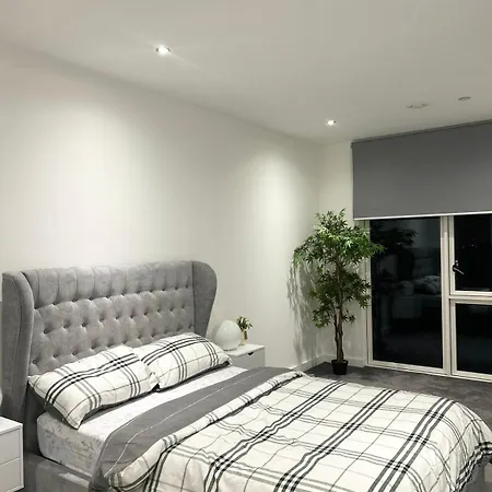 Beautiful 2-bed High Rise In Royal Wharf