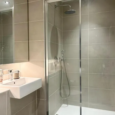 Beautiful 2-bed High Rise In Royal Wharf *