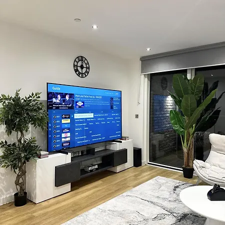 Beautiful 2-bed High Rise In Royal Wharf Apartment *
