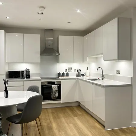Apartment Beautiful 2-bed High Rise In Royal Wharf