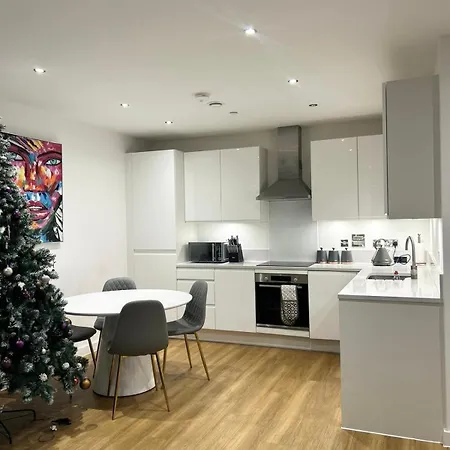 Beautiful 2-bed High Rise In Royal Wharf Apartment London