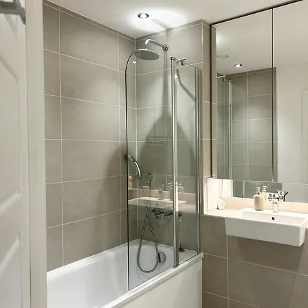 Beautiful 2-bed High Rise In Royal Wharf London