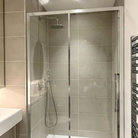 Beautiful 2-bed High Rise In Royal Wharf