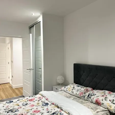 Beautiful 2-bed High Rise In Royal Wharf Apartment *