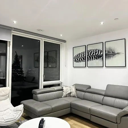 Beautiful 2-bed High Rise In Royal Wharf Apartment