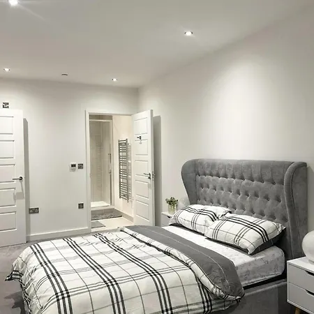 Beautiful 2-bed High Rise In Royal Wharf