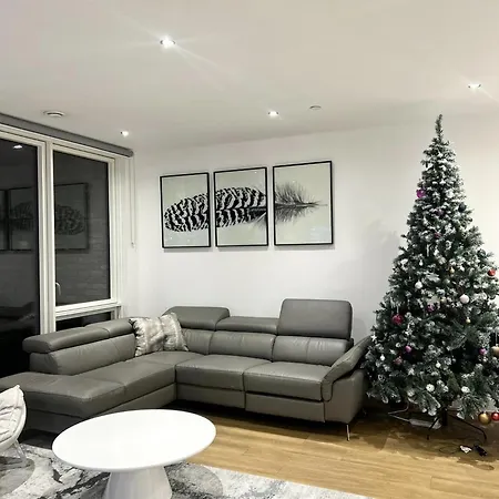 Apartment Beautiful 2-bed High Rise In Royal Wharf