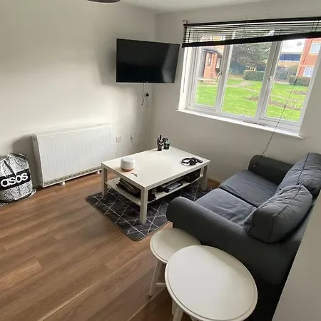 Modern 1 Bedroom Ground Floor Flat Apartment London