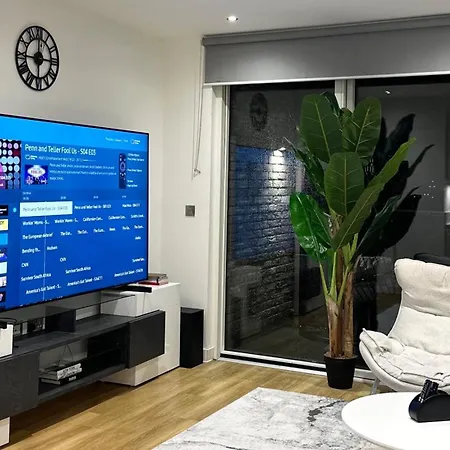 Beautiful 2-bed High Rise In Royal Wharf Apartment