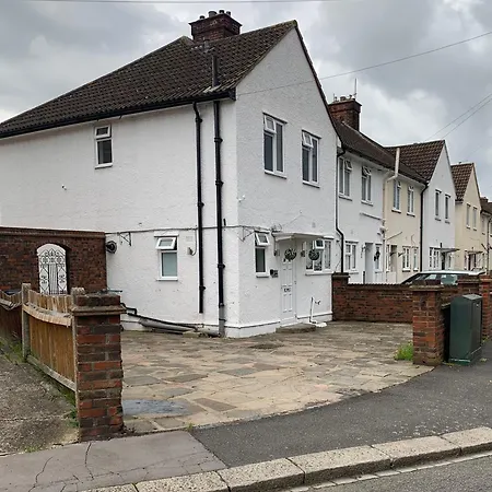 Cold Harbour Entire 3 Bed House - Free Parking Holiday home