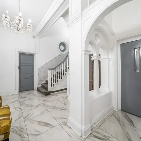 3 Bedroom On Oxford Street Gc4 * London
