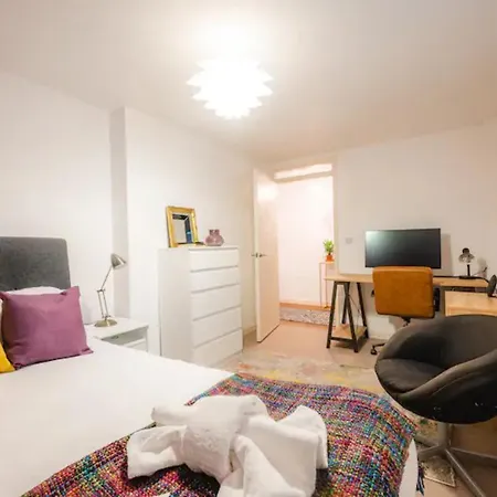 Pass The Keys Modern 2-bed With Private Balcony, Near Dalston Junction Station - Ideal Urban Retreat! Apartment London