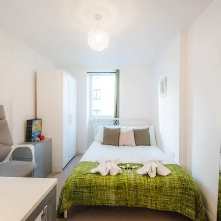 Pass The Keys Modern 2-bed With Private Balcony, Near Dalston Junction Station - Ideal Urban Retreat! London