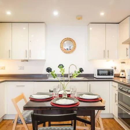 Pass The Keys Modern 2-bed With Private Balcony, Near Dalston Junction Station - Ideal Urban Retreat! Apartment London