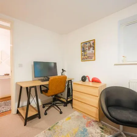 Pass The Keys Modern 2-bed With Private Balcony, Near Dalston Junction Station - Ideal Urban Retreat!