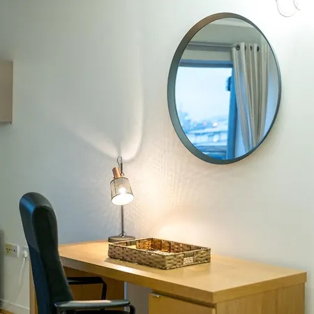 Lovely 3bd Flat, Parking, Sleeps Six Close To O2 Apartment *