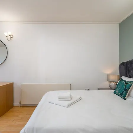 Lovely 3bd Flat, Parking, Sleeps Six Close To O2 Apartment
