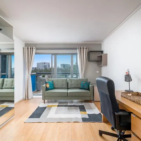 Lovely 3bd Flat, Parking, Sleeps Six Close To O2 *
