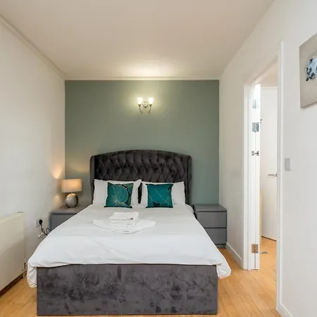 Lovely 3bd Flat, Parking, Sleeps Six Close To O2 * London