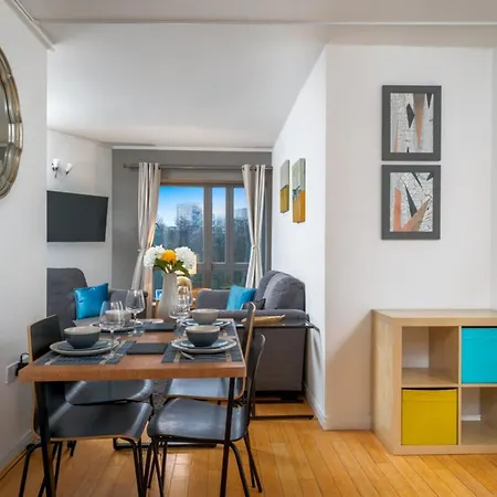 Lovely 3bd Flat, Parking, Sleeps Six Close To O2 *
