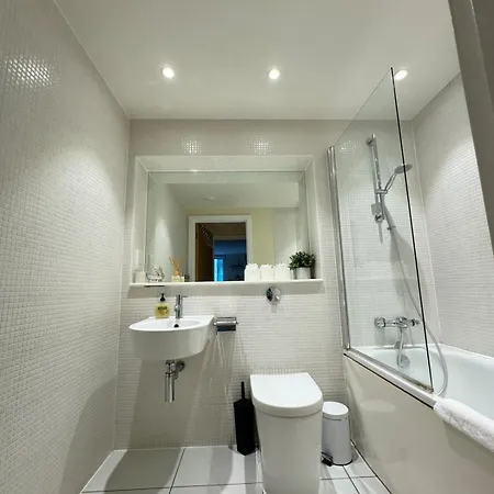 Apartment Contemporary 2bd Flat Wbalcony Canary Wharf!