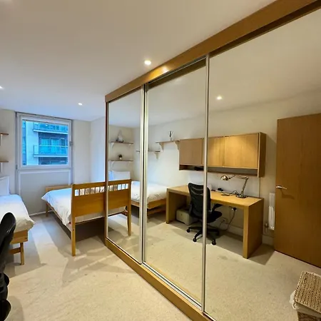 Contemporary 2bd Flat Wbalcony Canary Wharf! Apartment London