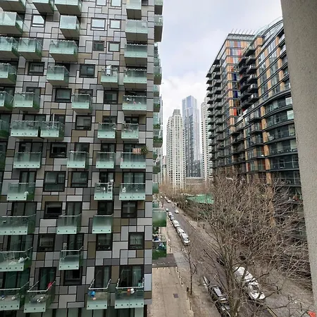 Contemporary 2bd Flat Wbalcony Canary Wharf! * London