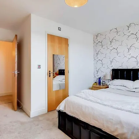 Modern 2 Bed 2 Bath With Balcony In Rayners Lane Harrow Near Wembley Greater London Pinner
