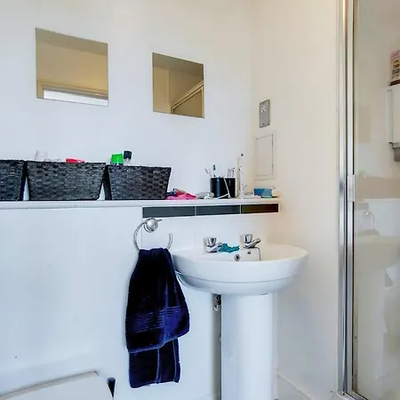 Apartment Modern 2 Bed 2 Bath With Balcony In Rayners Lane Harrow Near Wembley Greater London