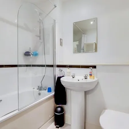 Modern 2 Bed 2 Bath With Balcony In Rayners Lane Harrow Near Wembley Greater London Apartment