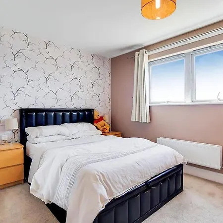 Apartment Modern 2 Bed 2 Bath With Balcony In Rayners Lane Harrow Near Wembley Greater London