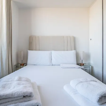 Canary Wharf Retreat With Free Secure Parking London