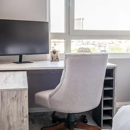Canary Wharf Retreat With Free Secure Parking * London