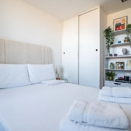 Canary Wharf Retreat With Free Secure Parking Apartment *