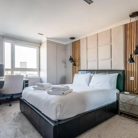 Canary Wharf Retreat With Free Secure Parking *