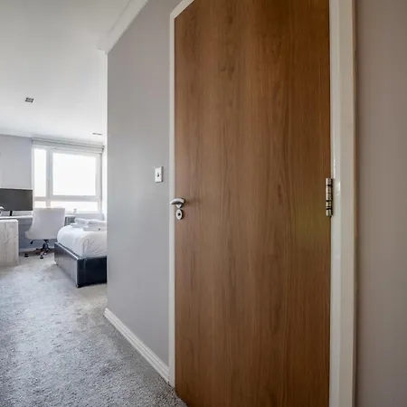 Canary Wharf Retreat With Free Secure Parking Apartment *