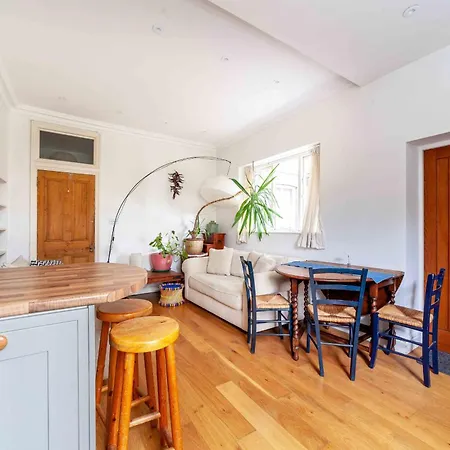 Apartment Cosy And Spacious London