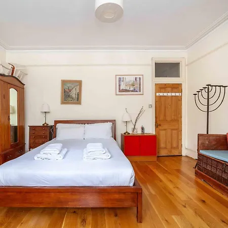 Apartment Cosy And Spacious London