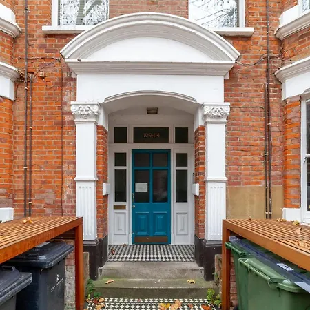 Apartment Cosy And Spacious London
