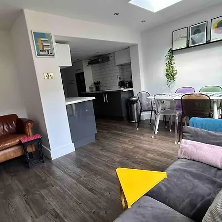 2 Bedrooms With Private Garden Walking Distance To Underground Ideal For Families * London