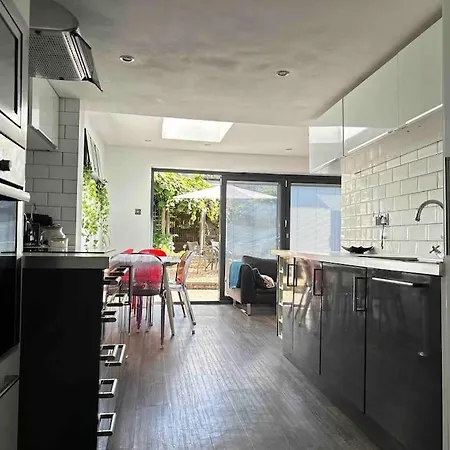 2 Bedrooms With Private Garden Walking Distance To Underground Ideal For Families