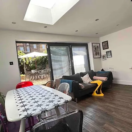 2 Bedrooms With Private Garden Walking Distance To Underground Ideal For Families *