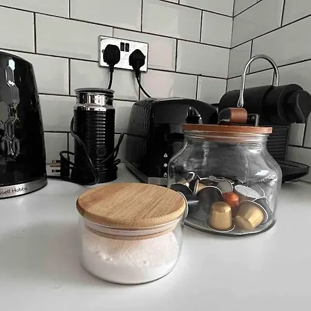 Appartement 2 Bedrooms With Private Garden Walking Distance To Underground Ideal For Families Londen
