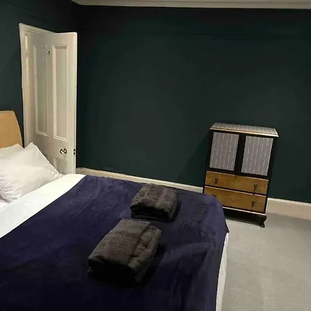 2 Bedrooms With Private Garden Walking Distance To Underground Ideal For Families Apartment