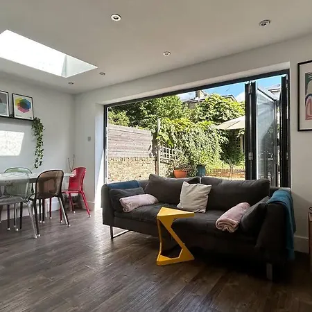 2 Bedrooms With Private Garden Walking Distance To Underground Ideal For Families London
